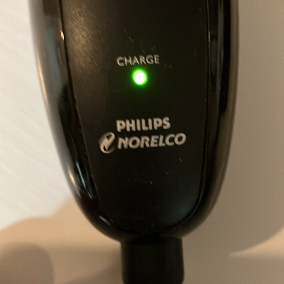 Philips Norelco Rechargeable Electric  Razor Shaver - Picture 6 of 8
